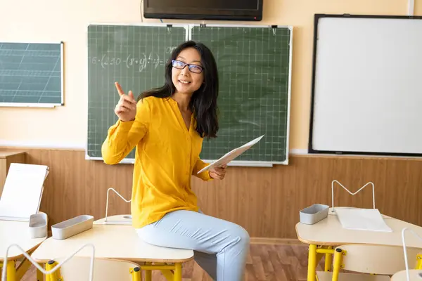 Okula Dönelim Okulda Elinde Defteriyle Duran Gözlüklü Pozitif Asyalı Öğretmen — Stok fotoğraf