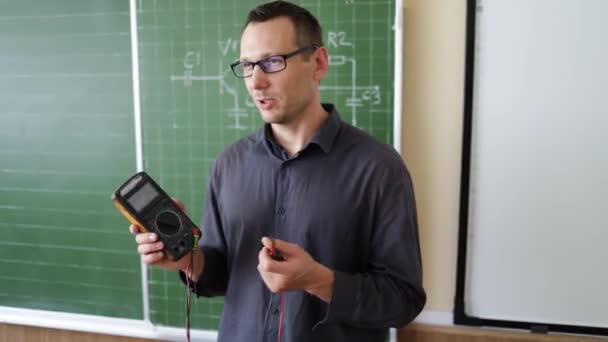 High School Teacher Explaining Electrical Voltage Tester Device Pupils Learning — Vídeo de Stock