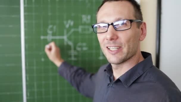 Läraren Lär Hur Man Räknar Med Tavlan Klassrummet Leende Man — Stockvideo