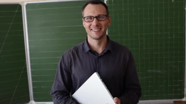 Νεαρός Χαρούμενος Χαμογελαστός Δάσκαλος Του Φοιτητή Λυκείου Που Στέκεται Στην — Αρχείο Βίντεο