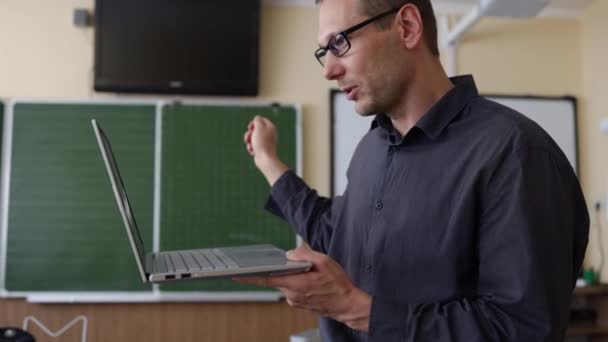Moderní Vzdělávání Dálku Veselý Mladý Muž Pomocí Notebooku Vysvětlující Matematiku — Stock video