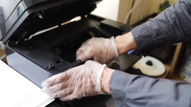 프린터 기술자 고객의 아파트에서 수리를 시작하기 프린터를 검사한다 — 비디오