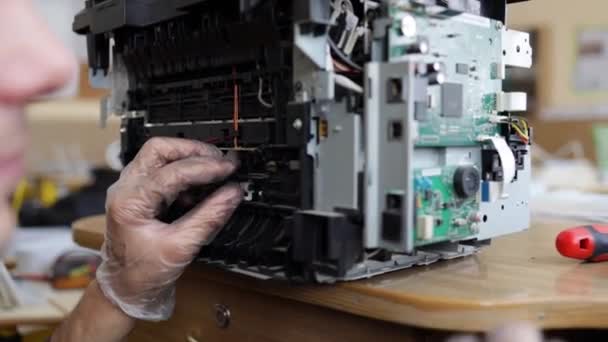 Printer Repair Technician Male Handyman Inspects Printer Starting Repairs Client — Αρχείο Βίντεο