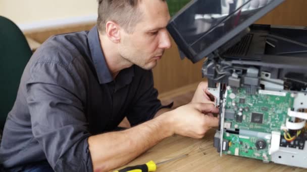 Printer Repair Technician Male Handyman Inspects Printer Starting Repairs Client — Stok video