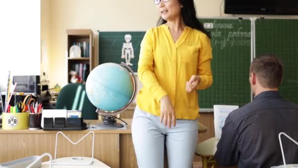 Cuidar Una Maestra Asiática Explica Lección Aula Profesor Enseña Geografía — Vídeos de Stock
