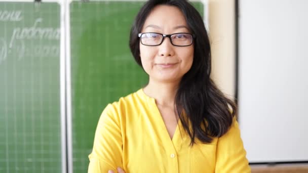 Retrato Mujer Adulta Asiática Con Anteojos Pie Sola Clase Sonriendo — Vídeos de Stock