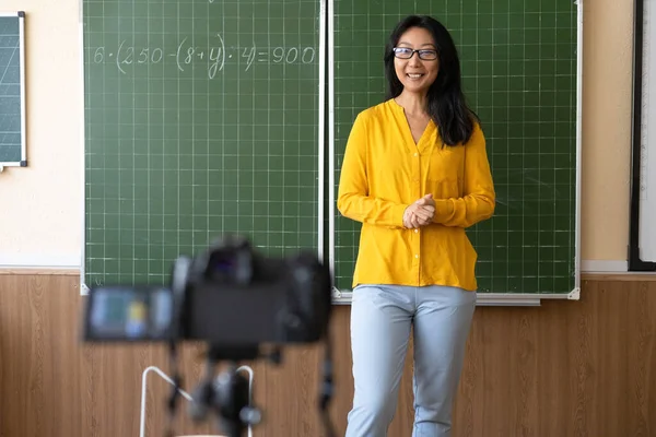 Educação Moderna Remotamente Jovem Mulher Asiática Alegre Apontando Para Conselho — Fotografia de Stock