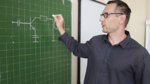 Kaukasischer Lehrer Schreibt Geometriegleichung Auf Kreidetafel Und Spricht Mit Schülern — Stockvideo