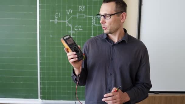 High School Teacher Explaining Electrical Voltage Tester Device Pupils Learning — Vídeos de Stock