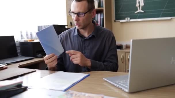 Educação Moderna Remotamente Jovem Professor Masculino Caucasiano Alegre Usando Laptop — Vídeo de Stock