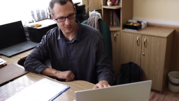 Σύγχρονη Εκπαίδευση Αποστάσεως Χαρούμενος Νεαρός Καυκάσιος Δάσκαλος Που Χρησιμοποιεί Φορητό — Αρχείο Βίντεο