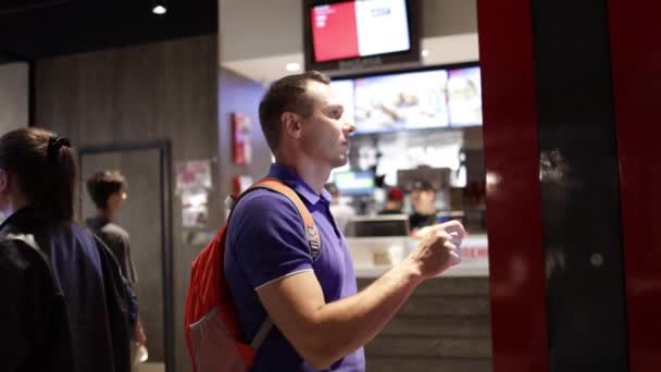 Homem Escolhendo Comida Através Self Service Restaurante Fast Food Homem — Vídeo de Stock