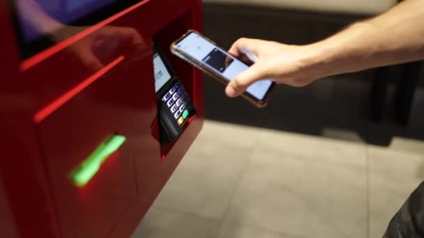 Homem Loja Cliente Colocar Ordens Pagar Por Telefone Celular Cartão — Vídeo de Stock
