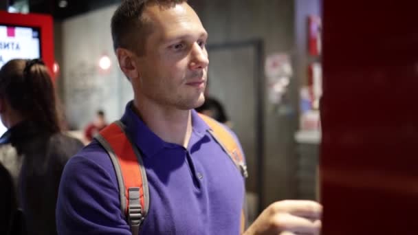 Muž Vybírá Jídlo Prostřednictvím Samoobslužné Fast Food Restauraci Muž Přejíždí — Stock video