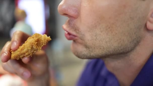 Atrakcyjny Młody Człowiek Jedzący Skrzydełka Kurczaka Wysokokaloryczne Jedzenie Ryzyko Dla — Wideo stockowe