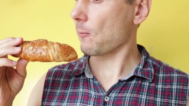 Hombre Sexy Comiendo Cruasán Recién Horneado Primer Plano Joven Disfrutando — Vídeo de stock
