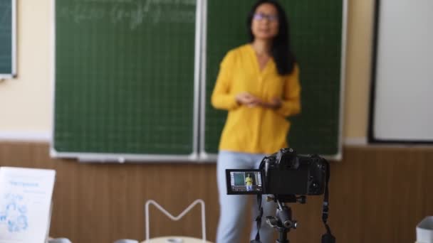 Современное Образование Удаленно Веселая Молодая Азиатка Указывающая Доску Объясняющая Математику — стоковое видео
