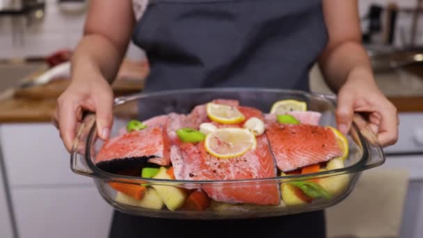 Conceito Culinária Comida Pessoas Mulher Cozinhando Peixe Salmão Com Legumes — Vídeo de Stock