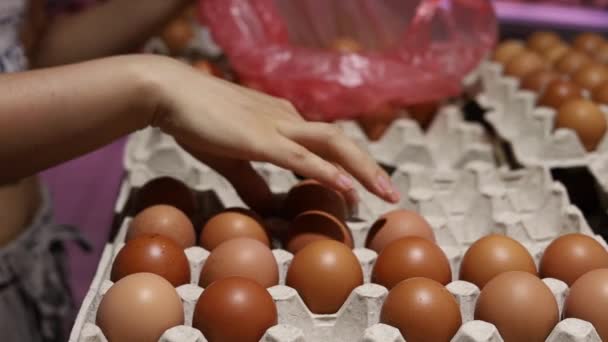 Κοντινό Πλάνο Της Νεαρής Γυναίκας Χέρια Επιλέγοντας Αυγό Στο Σούπερ — Αρχείο Βίντεο