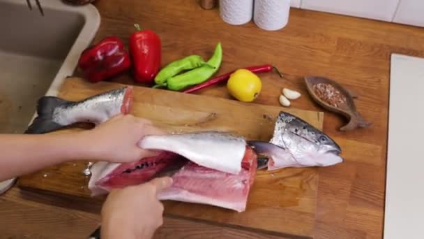 Tagli Donna Pesce Rosso Tavola Legno Chef Che Taglia Salmone — Video Stock