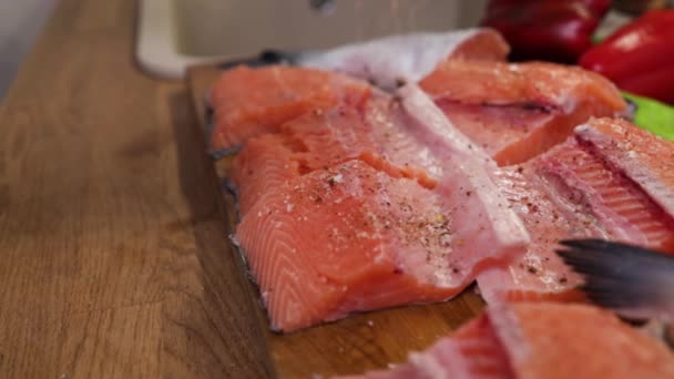 プロのシェフが魚を調理 塩の近くに生の新鮮な白マスに振りかける 健康的なおいしい食べ物を準備する レストランサービスと料理 — ストック動画