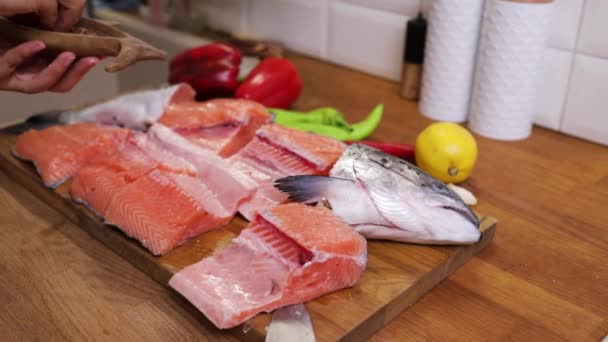 Profi Koch Kocht Fisch Meersalz Aus Nächster Nähe Auf Rohe — Stockvideo