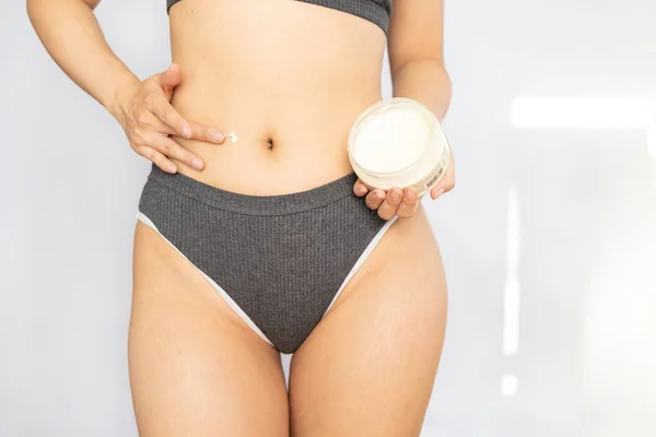 Marcas Celulite Corpo Mulher Calcinha Aplicando Creme Hidratante Nas Pernas — Fotografia de Stock