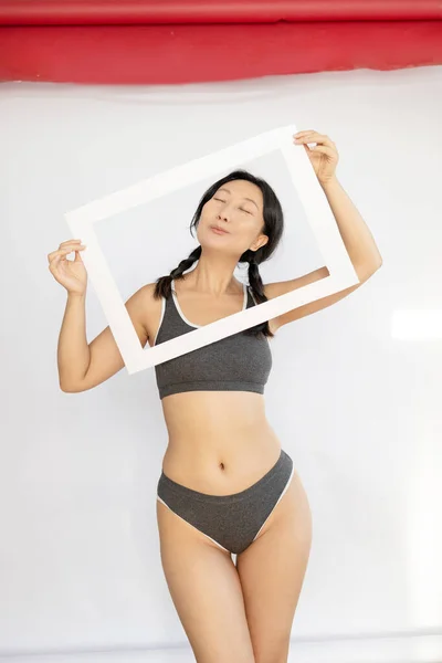 Chica Asiática Sosteniendo Marco Posando Lencería Divirtiéndose Concepto Positividad Corporal — Foto de Stock