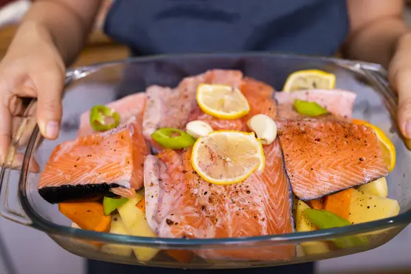 Kuliner Makanan Dan Konsep Masyarakat Wanita Memasak Ikan Salmon Dengan Stok Gambar Bebas Royalti
