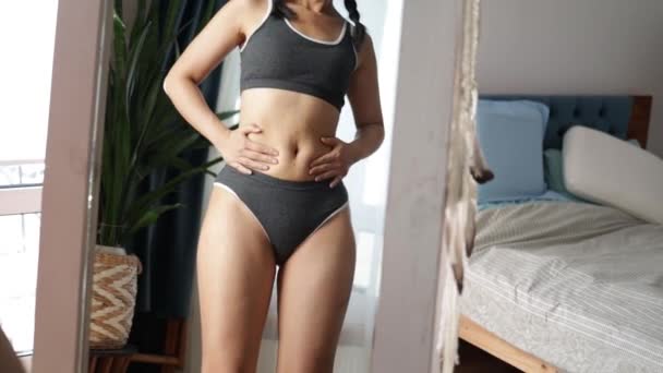 Asiatische Übergroße Frau Vor Einem Spiegel Blickt Auf Ihren Körper — Stockvideo