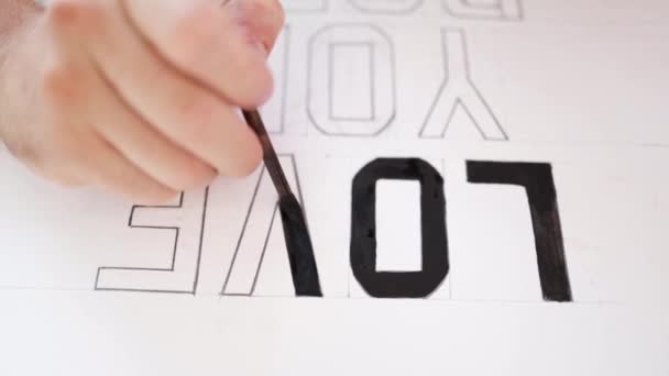 Prozess Der Malerei Von Buchstaben Nahaufnahme Handfarben Mit Schwarzer Ölfarbe — Stockvideo