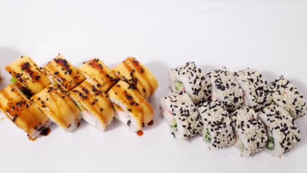不同类型的寿司 带有金枪鱼和鲑鱼的面包卷 鱼子酱和白底鱼 — 图库视频影像