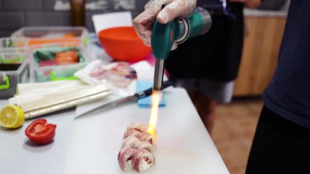 Close Professional Chef Hand Burning Sushi Roll Creveți Tempura Maioneză — Videoclip de stoc