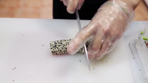 寿司卷在家制作 切面卷与鳄梨和鲑鱼 自制寿司 选择性重点 — 图库视频影像