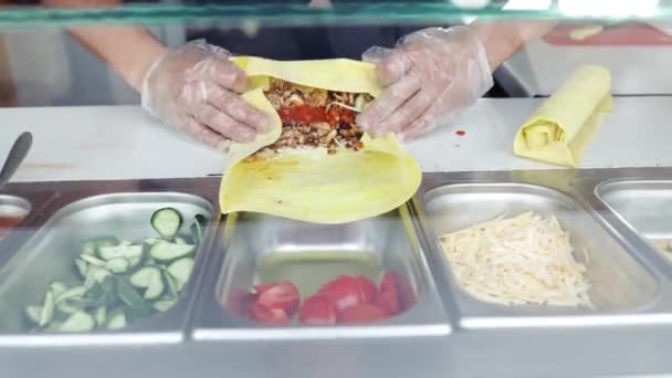 Chef Prepara Prepara Tradizionale Kebab Turco Donatore Shawarma Giroscopi Kebab — Video Stock