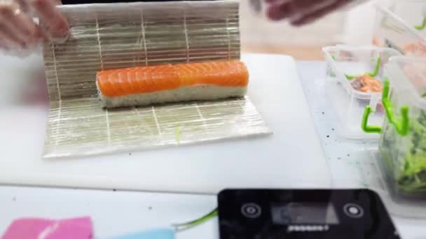 Vaření Sushi Rýží Lososem Nori Japonský Expert Sushi Šéfkuchař Válcování — Stock video