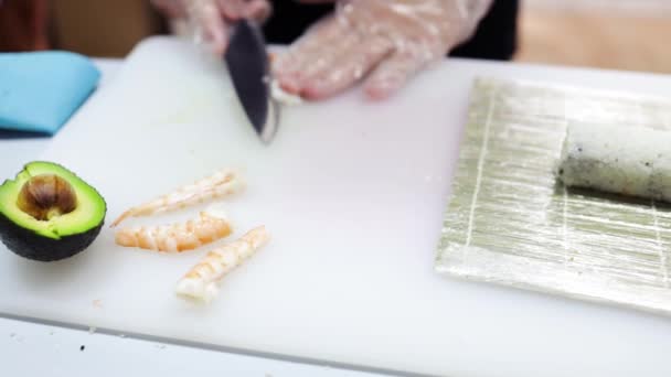 近距离寿司厨师手准备日本菜 在餐馆做寿司的人 传统的亚洲卷轴在刨花板上 用蔬菜和虾仁做寿司 — 图库视频影像
