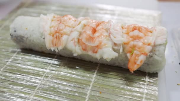 Закрыть Руки Суши Повара Готовящего Японскую Еду Человек Готовит Суши — стоковое видео