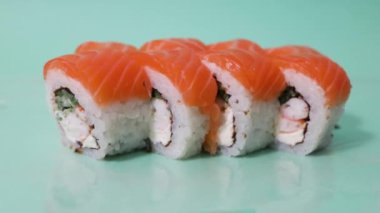 Pirinç, somon ve nori ile suşi pişiriyorum. Japon uzman suşi şefi suşi yapıyor..