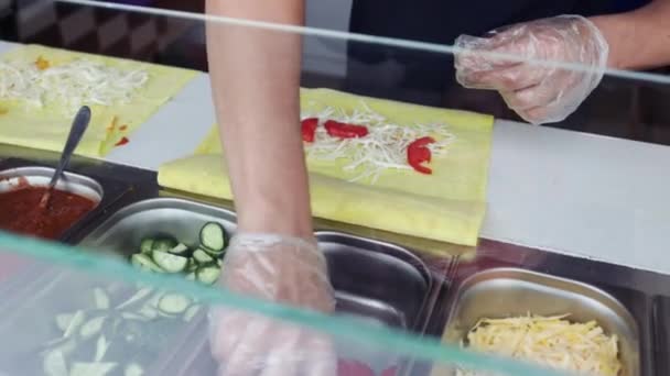 Koki Menyiapkan Dan Menyiapkan Kebab Penyumbang Tradisional Turki Shawarma Atau — Stok Video
