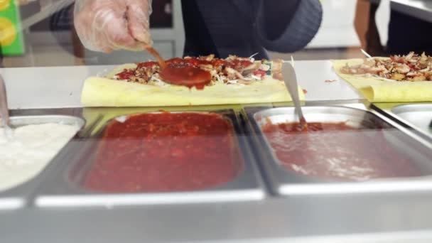 Chef Bereidt Bereidt Traditionele Turkse Doner Kebab Shawarma Gyroscopen Kippendonorkebab — Stockvideo