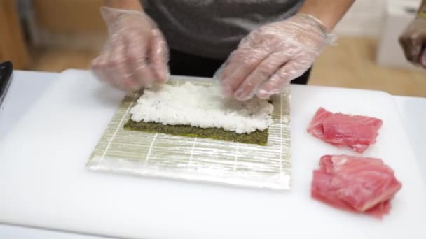 요리사는 레스토랑 주방에서 초밥을 롤링하고 있습니다 요리사는 일본식 레스토랑에서 만들기를 — 비디오