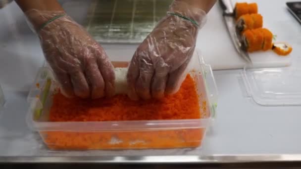 Handen Koken Sushi Met Rijst Zalm Rode Kaviaar Vliegende Viskuit — Stockvideo