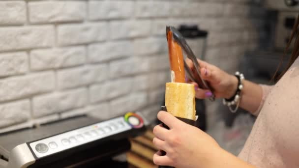 薯条酱汁倒在三明治面包卷上 放在熟食店里 在快餐店用香肠烹调热狗 — 图库视频影像