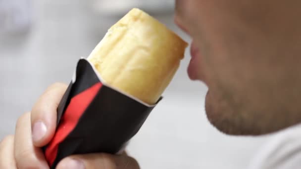 Jeune Homme Mangeant Hot Dog Appétissant Dans Café Gros Plan — Video