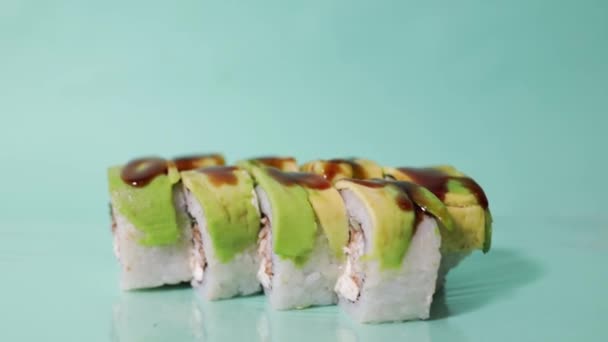 Cámara Lenta Maestro Sushi Decora Rollos Sushi Fresco Espolvoreado Con — Vídeo de stock