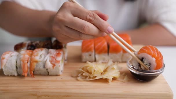 Somebody Taking Rolls Drenched Sauce Using Bamboo Sticks Japanese Restaurant — Stock Video