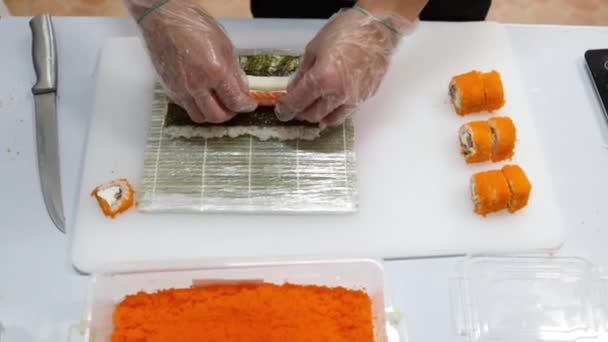 Руки Приготовления Суши Рисом Лосося Красной Икрой Летучая Рыба Косуля — стоковое видео