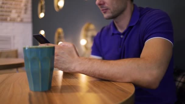 Νεαρός Άνδρας Φορούν Casual Ρούχα Κάθεται Μόνος Στο Τραπέζι Στο — Αρχείο Βίντεο