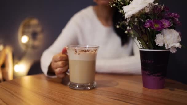 카운터에 커피숍에서 아침에 커피를 마시는 아시아 여자의 클로즈업 자신감 여성과 — 비디오